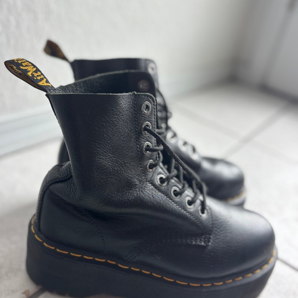 W Size 9 Platform Dr. Martens
